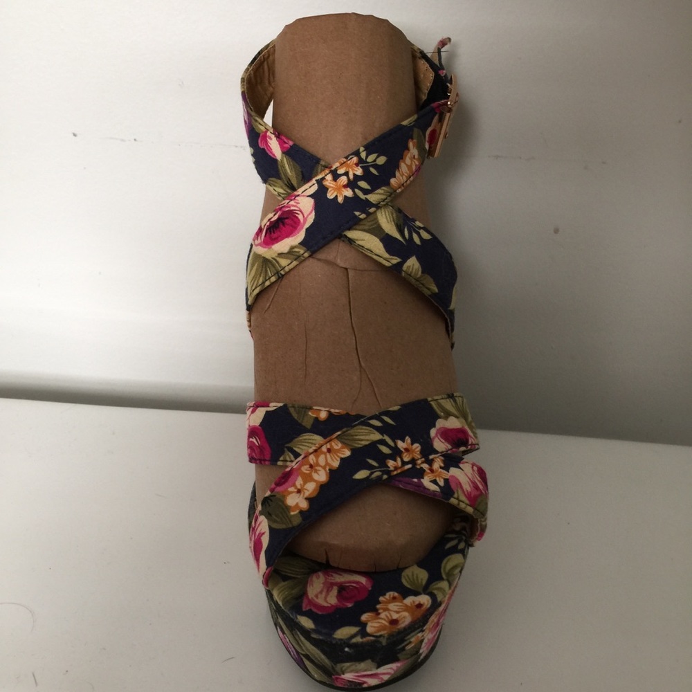 ❌SOLD ON CURTSY❌ Floral Buckle Strappy Wedges - Picture 4 of 8